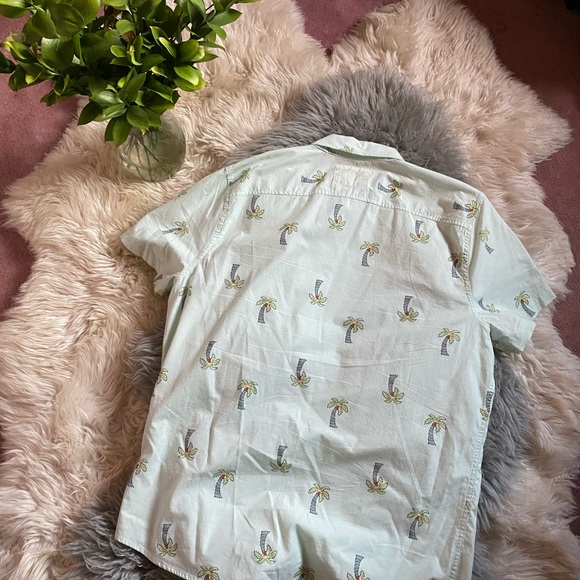 Hollister Short Sleeve Button Down Shirt - Picture 7 of 10